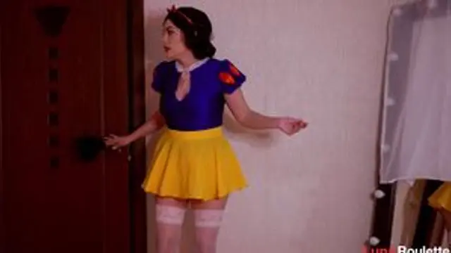 Luna Roulette - Naughty Snow White Sucks A Gnome Cock ⁄ Luna Roulette