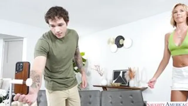4K Lovely Lo