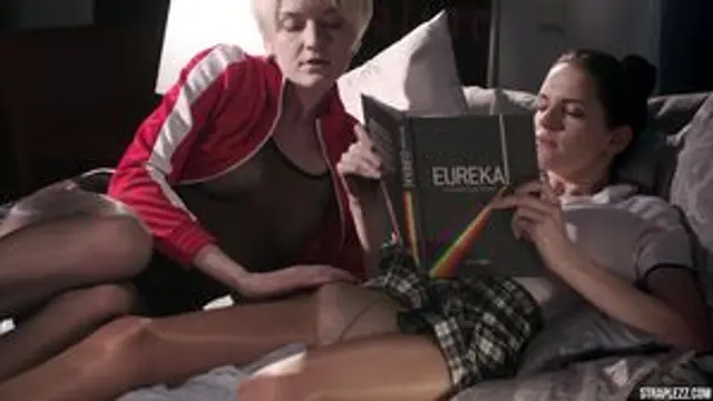 Real Cumshots From Lesbian Cocks Mia Bree Haze - StrapL