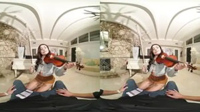 Adria Rae Violinista tocando uma