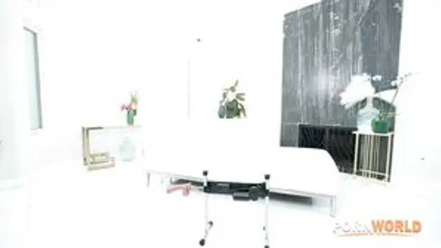 Adult Influencer Ivy Ireland Tries Out A Fucking Machine During DP Threesom